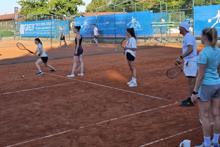 Unser Gruppentraining besteht aus 2 bis 4 Spielern. Melde dich an, um dein Niveau, Technik und Taktik gemeinsam mit anderen Spielern deines Levels zu steigern