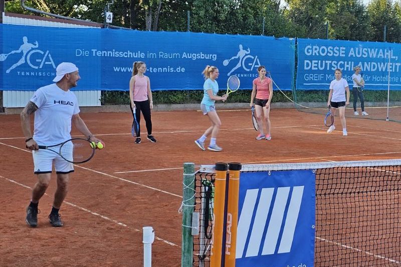 Unsere qualifizierten Trainer verfügen über langjährige Erfahrung und freuen sich auf euch!