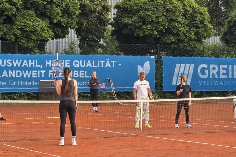 Gruppentraining GA-Tennisschule Unser Gruppentraining besteht aus 2 bis 4 Spielern. Melde dich an, um dein Niveau, Technik und Taktik gemeinsam mit anderen Spielern deines Levels zu steigern