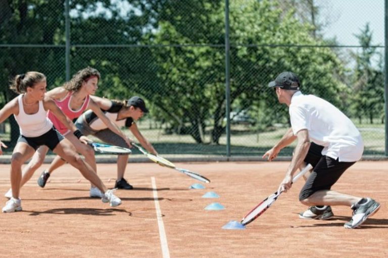 Entdecke den neuen Cardio-Tennis-Kurs, ein intensives und spannendes Training, bei dem die Steigerung der Kondition und des körperlichen Zustands im Vordergrund steht. Unsere Tennisschule nimmt am Fast-Learning-Programm teil, entdecke unsere Kurse.