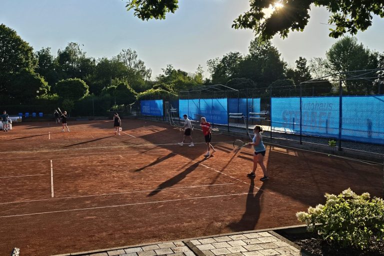 Die Teamtrainings von Midcourt U10 bis zu unseren Seniorenmannschaften dauern zwischen 60 und 90 Minuten und fokussieren auf spezifischen Spieltaktiken für jedes Team.