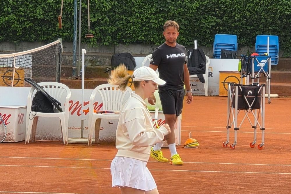 Tennistraining Augsburg Die GA-Tennisschule in Augsburg bieten individuellen Unterricht, der auf die Bedürfnisse und Ziele jedes Schülers zugeschnitten ist.
