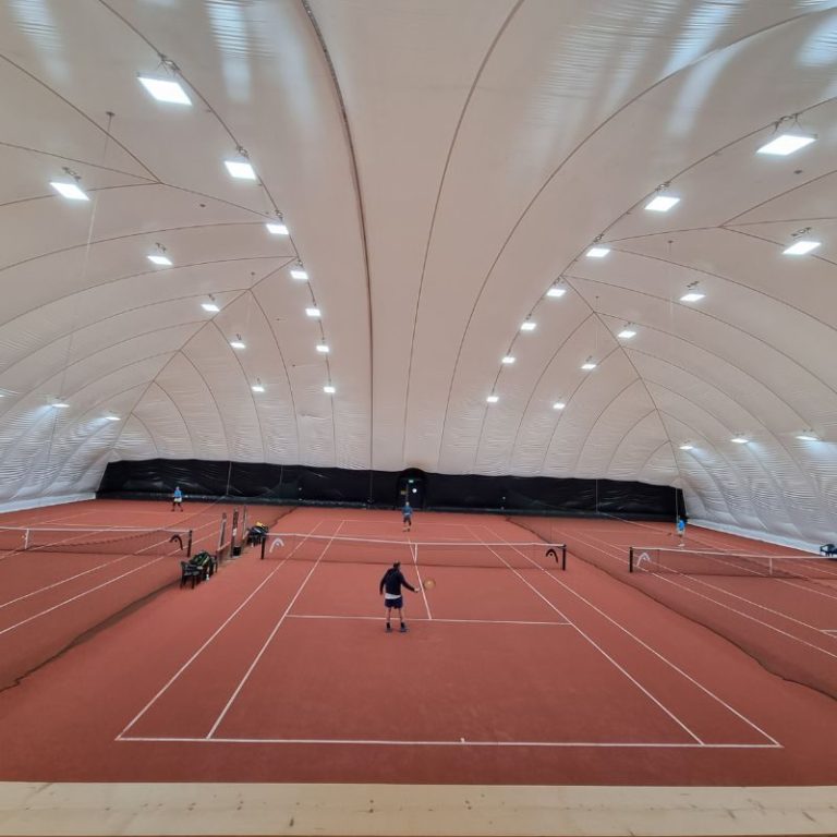 Die Plätze unserer neuen Tennishalle verfügen über Tennis Force Spielbelag. Außerdem hat die Halle modernste LED-Beleuchtung und eine Lounge-Tribüne für Zuschauer.