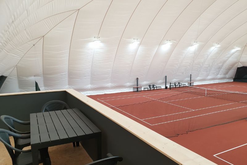 Unsere neue 3-Feld Tennishalle ist mit modernster Ausrüstung ausgestattet und  gewährleistet das ganze Jahr ein optimales Trainingserlebnis.